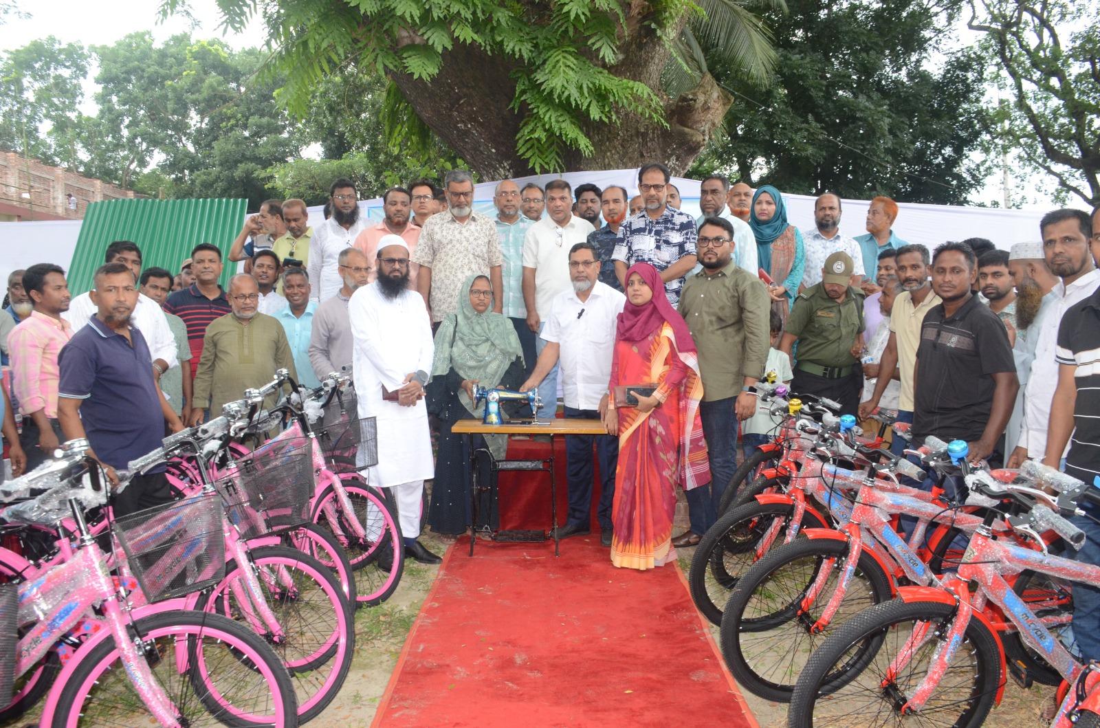 আদমদীঘিতে বিশেষ বরাদ্দের এমপির বিভিন্ন উপকরণ বিতরণ